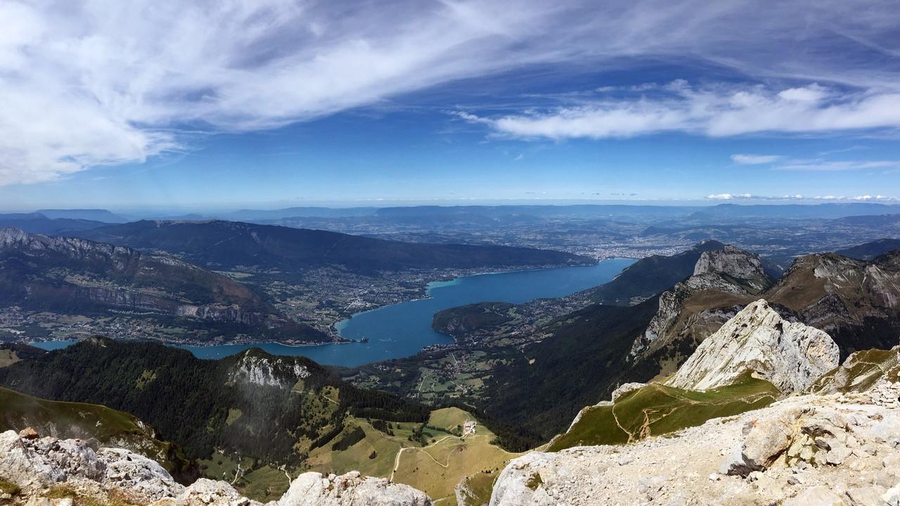 Vue du lac d'annecy vue des montagnes